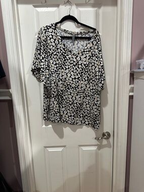 Honeyme Black V-Neck Daisy Print Top
